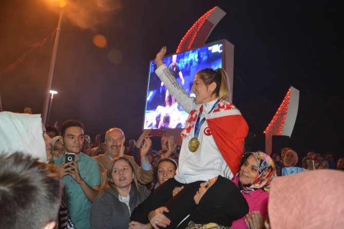 Kadınların Omzunda Mehter Eşliğinde Şehre Girdi