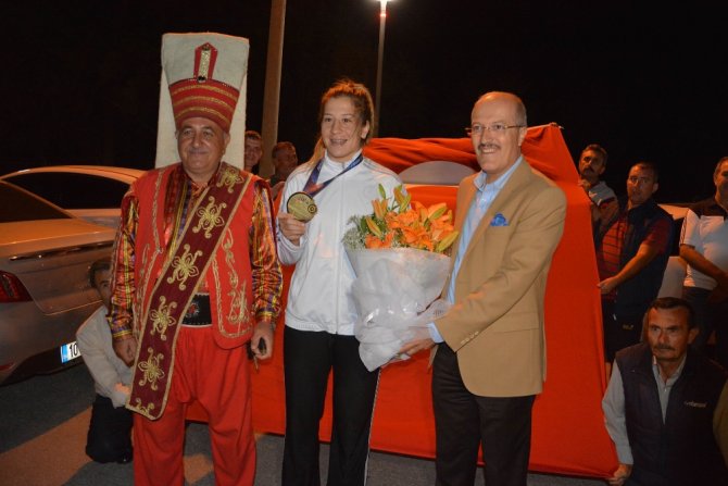 Kadınların Omzunda Mehter Eşliğinde Şehre Girdi
