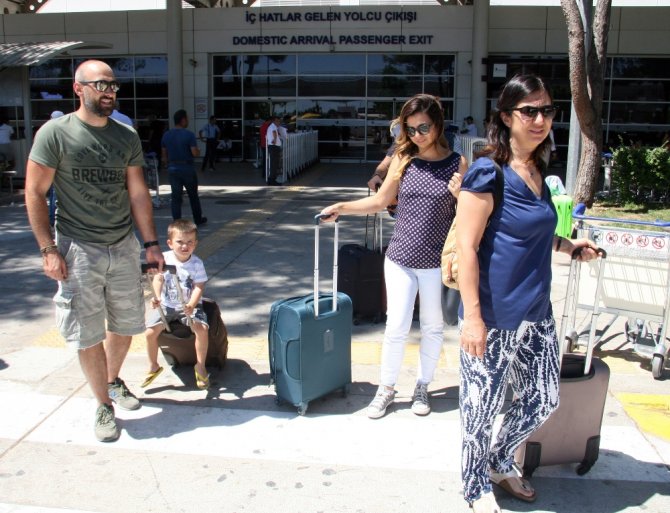 Antalya’ya Gökten Turist Yağıyor