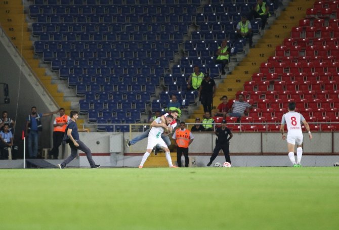 Maçta İlginç An: Taraftar Futbolcunun Üzerine Atladı