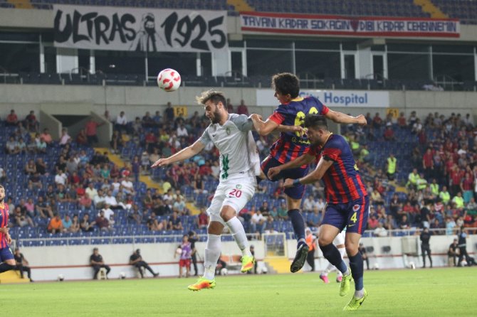 Maçta İlginç An: Taraftar Futbolcunun Üzerine Atladı