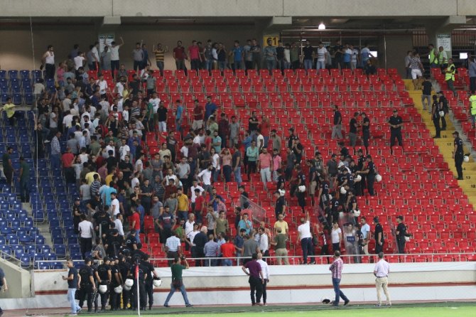 Maçta İlginç An: Taraftar Futbolcunun Üzerine Atladı