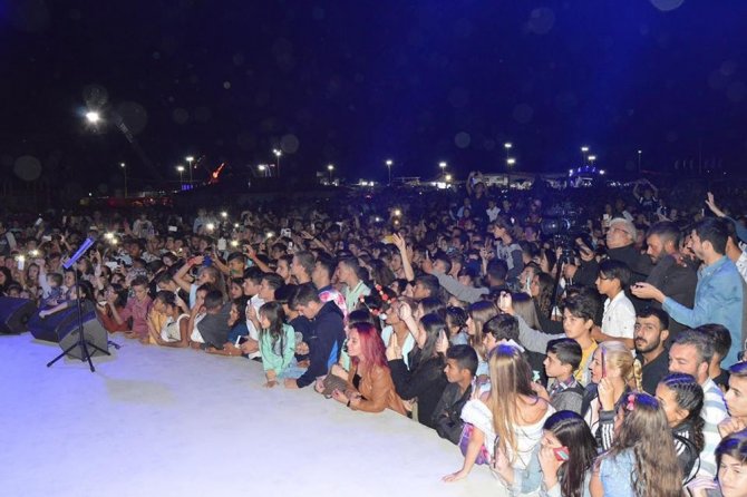 Protokol Kısmını Fazla Buldu, Hayranlarını Sahne Önüne Çağırdı