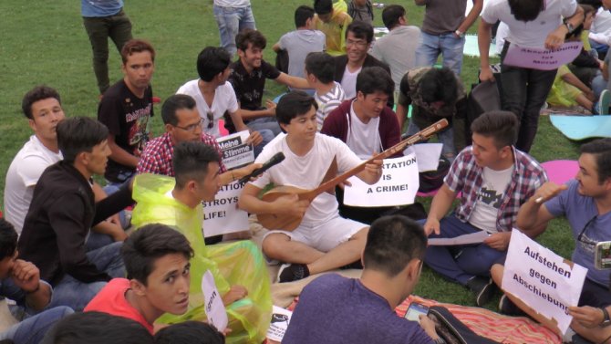 İade Edilmek İstemeyen Afganlardan Viyana’da Oturma Eylemi