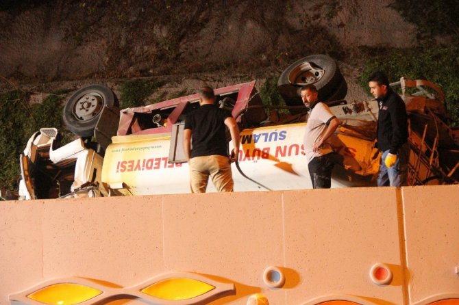Sulama Tankeri Tramvay Yoluna Uçtu: 2 Yaralı