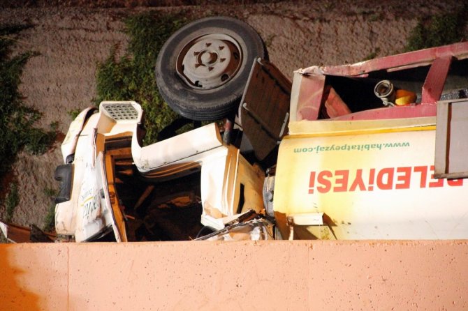 Sulama Tankeri Tramvay Yoluna Uçtu: 2 Yaralı