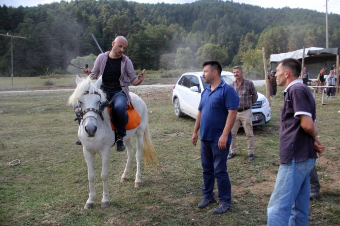 Yayla Evi Sahiplerine Atlı, Tüfekli Destek