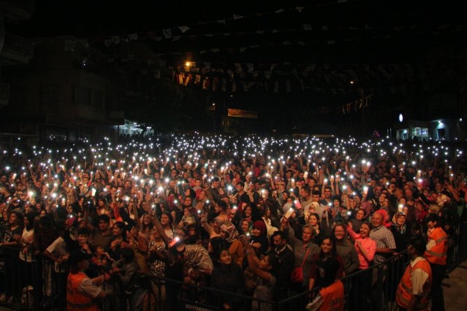 Hande Yener Manisa’da Sahne Aldı