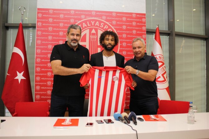 Antalyaspor’da Sangare 3 Yıllık Sözleşme İmzaladı