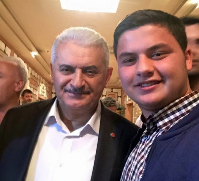 Siyasilerle Selfie Çekiyor