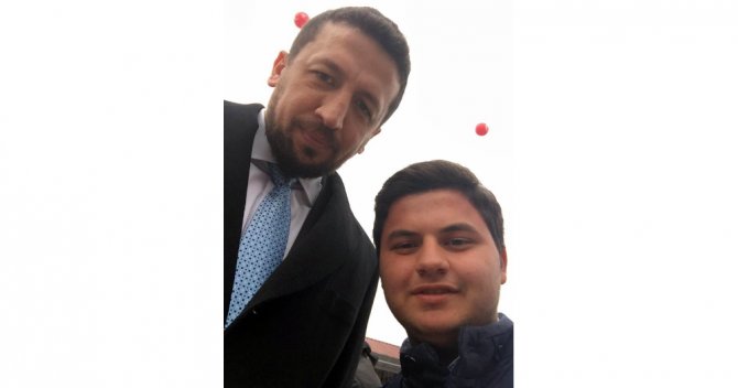 Siyasilerle Selfie Çekiyor