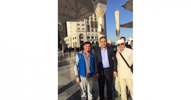 Siyasilerle Selfie Çekiyor
