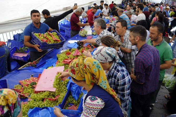 Tüm Pazarı Satın Aldı, Herşeyi Bedava Dağıttı