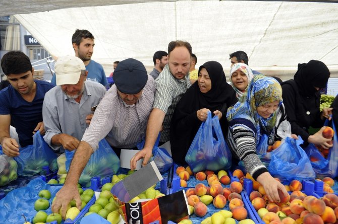 Tüm Pazarı Satın Aldı, Herşeyi Bedava Dağıttı