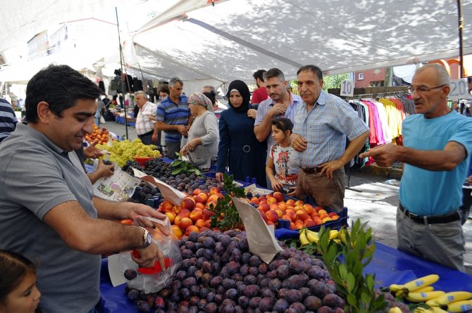 Tüm Pazarı Satın Aldı, Herşeyi Bedava Dağıttı