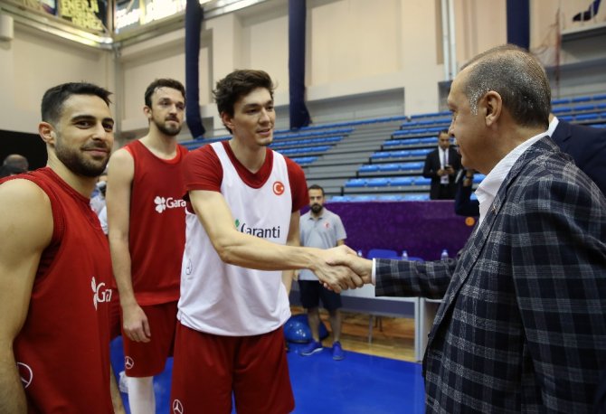 Cumhurbaşkanı Erdoğan’dan 12 Dev Adam’a Moral Ziyareti