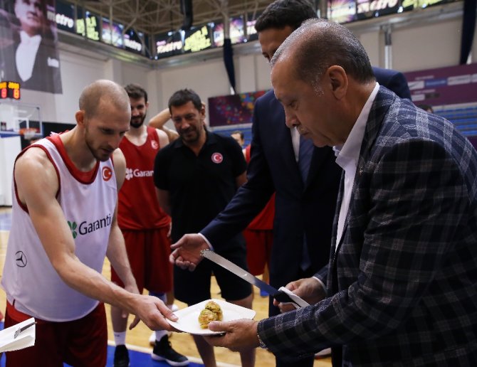 Cumhurbaşkanı Erdoğan’dan 12 Dev Adam’a Moral Ziyareti