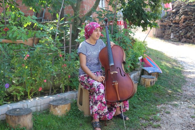 Şalvarla Çello