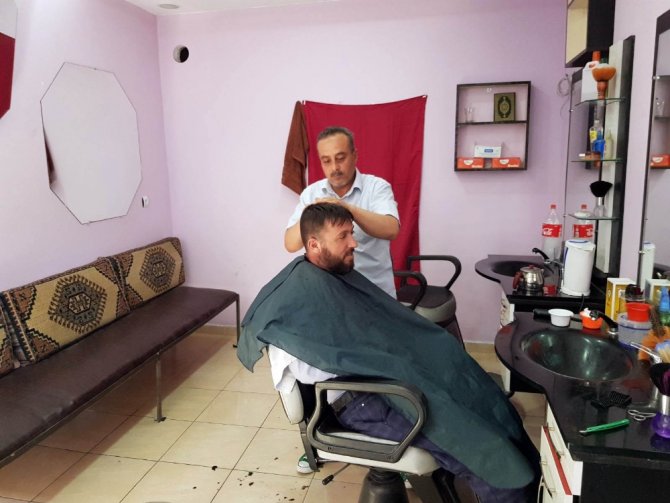 Esed’in Zulmünden Kaçan Yüzbaşı, Berberlik Yapıyor