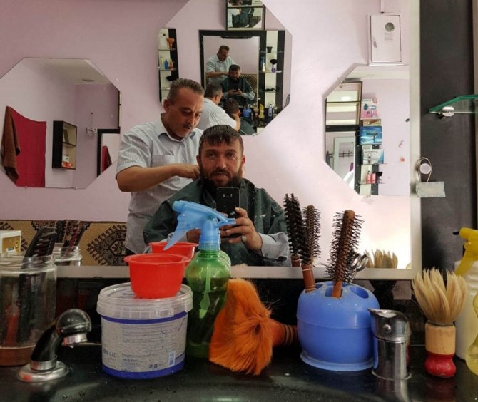 Esed’in Zulmünden Kaçan Yüzbaşı, Berberlik Yapıyor