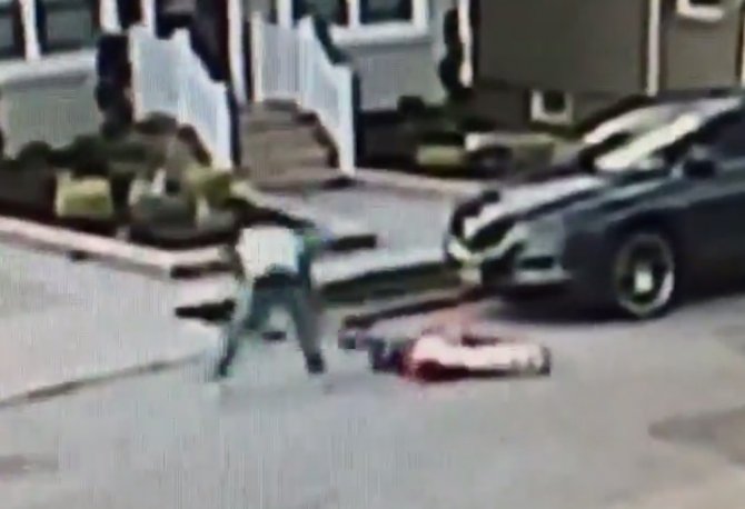 Arkasından Yaklaştığı Kadını...