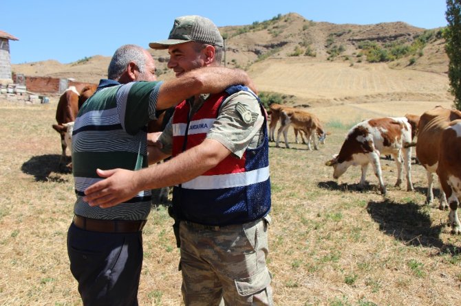 Haberi Duyunca Jandarma Ekiplerine Tek Tek Sarıldı