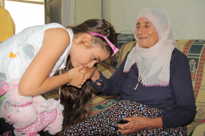 Çocuklar Bayramda Yalnız Kalan Yaşlıları Unutmadı