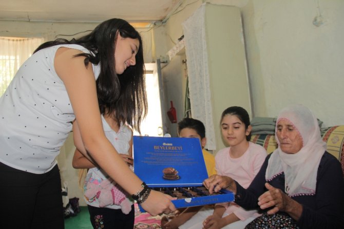 Çocuklar Bayramda Yalnız Kalan Yaşlıları Unutmadı