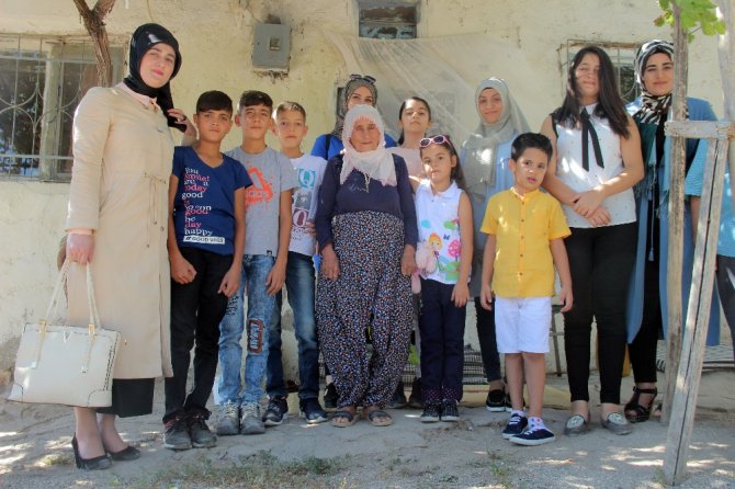 Çocuklar Bayramda Yalnız Kalan Yaşlıları Unutmadı