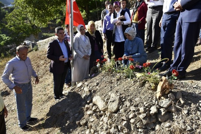 Ak Parti Heyetinden Şehit Öğretmenin Ailesine Bayram Ziyareti