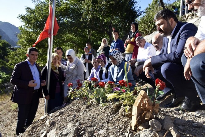Ak Parti Heyetinden Şehit Öğretmenin Ailesine Bayram Ziyareti