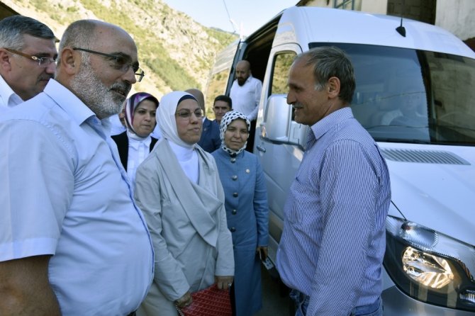 Ak Parti Heyetinden Şehit Öğretmenin Ailesine Bayram Ziyareti