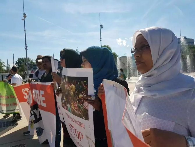 Bm Önünde ’Arakan’ Protestosu