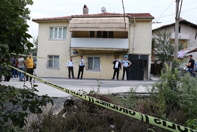 Evinin Karşısına Tuvaletini Yapan Köpeği Ve Sahibini Vurdu