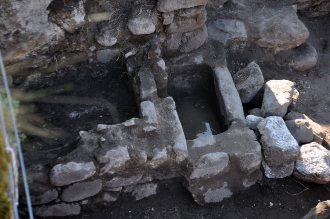 Şavşat Kalesi’nde Bin Yıllık Şarap Üretim Ünitesi Bulundu