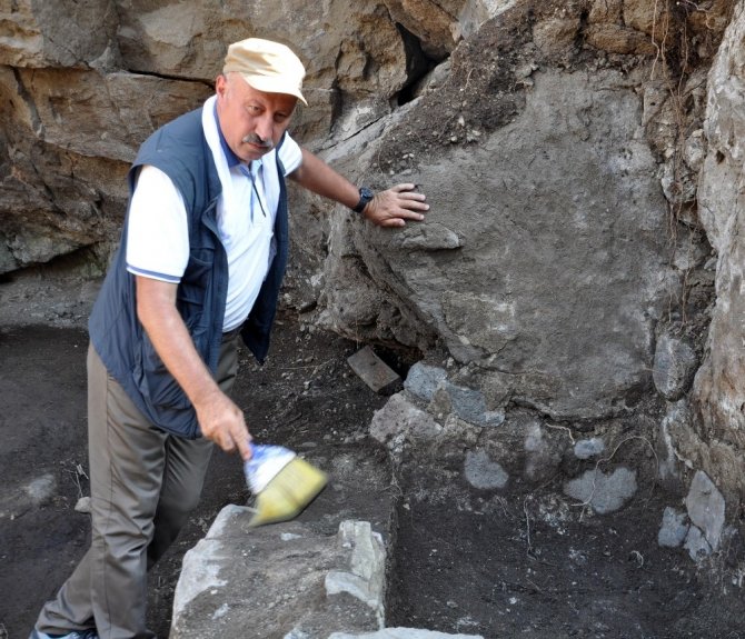 Şavşat Kalesi’nde Bin Yıllık Şarap Üretim Ünitesi Bulundu