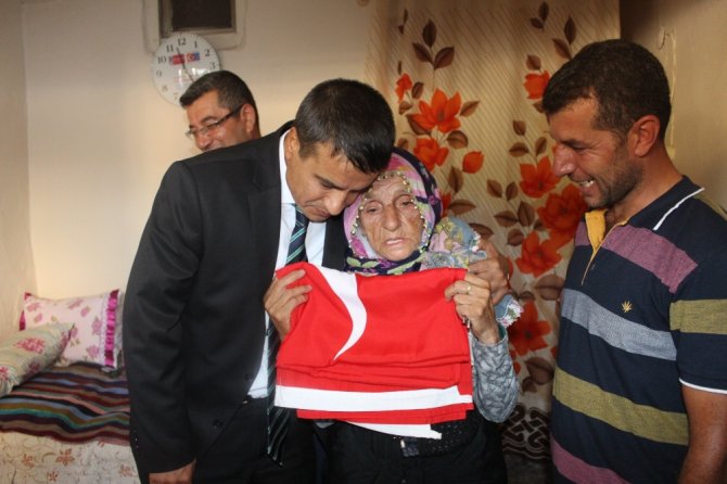 O Nineye Bayrak Hediye Edildi