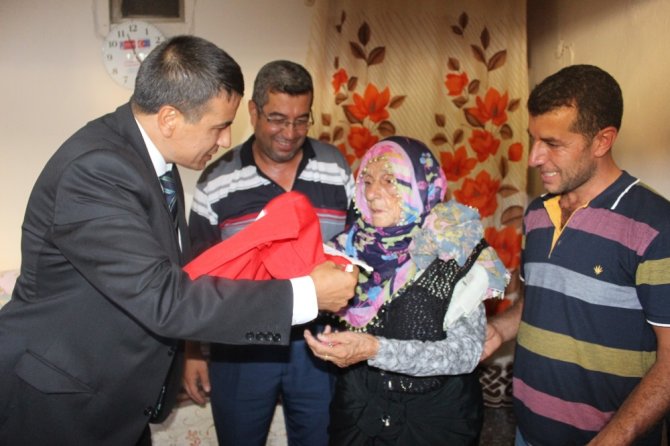 O Nineye Bayrak Hediye Edildi