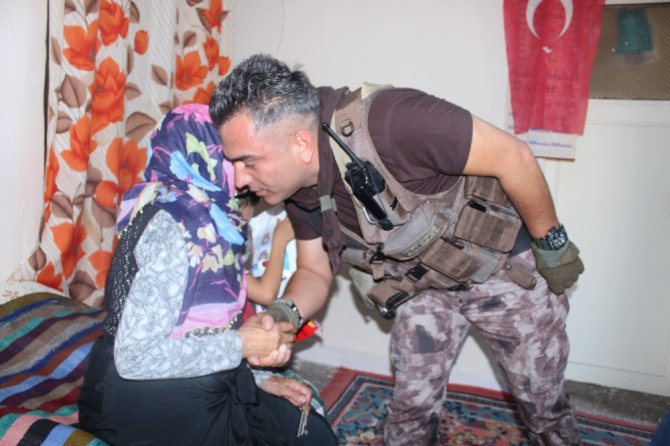 O Nineye Bayrak Hediye Edildi