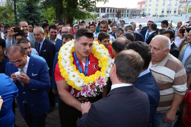 Rıza Kayaalp Ve Atakan Yüksel’e Coşkulu Karşılama
