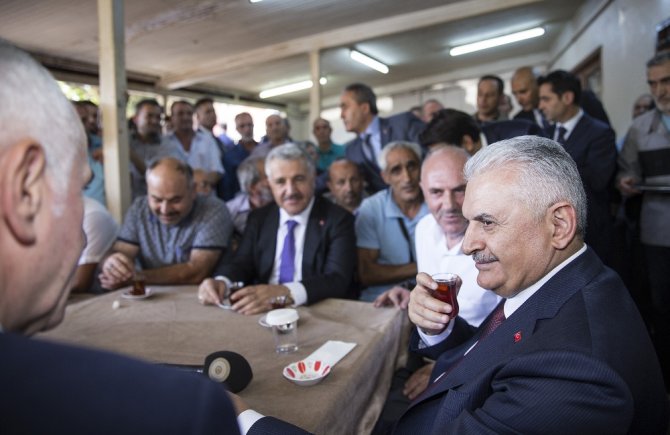 "Ülkesini Milletini Cümle Aleme Şikayet Eden Siyasetçiler Var"