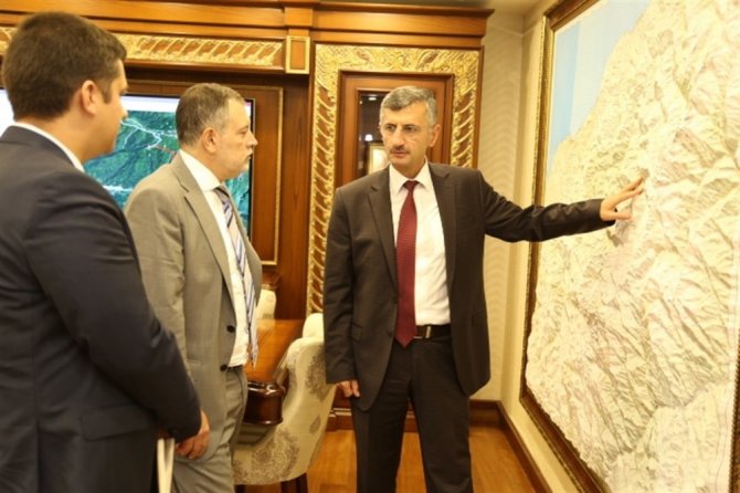 Rusya Federasyonu Trabzon Başkonsolosu Valery Tikhonov, Rize Valisi Erdoğan Bektaş’ı Makamında Ziyaret Etti