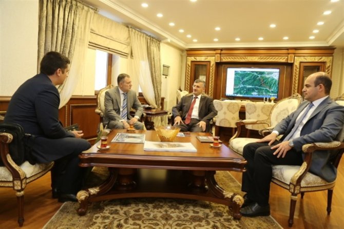 Rusya Federasyonu Trabzon Başkonsolosu Valery Tikhonov, Rize Valisi Erdoğan Bektaş’ı Makamında Ziyaret Etti