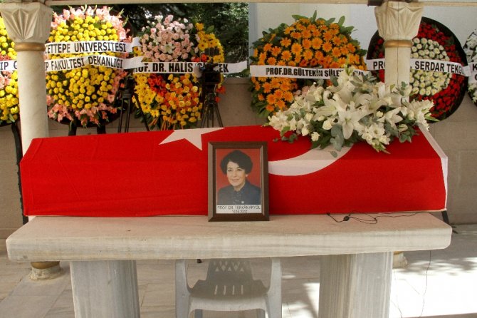 Türkiye’nin İlk Kadın Bakanı Son Yolculuğuna Uğurlandı