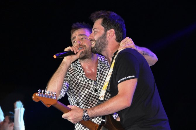 Hande Yener Ve Murat Dalkılıç On Binlere Söyledi