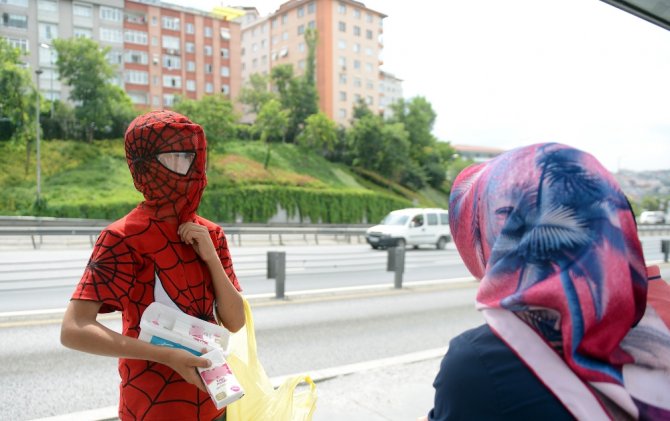 "Örümcek Adam" Kostümüyle Mendil Satışını İkiye Katladı