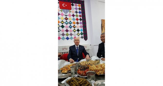 Bahçeli, Yer Sofrasında Yöresel Yemeklerin Tadına Baktı