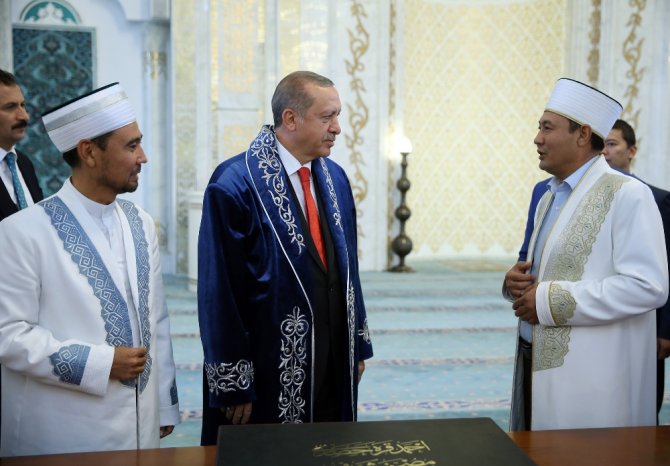 Cumhurbaşkanı Erdoğan’dan Kazakistan’da Cami Ziyareti