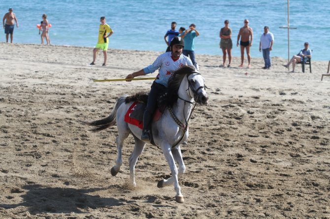 Turistlerin Boşalttığı Plajda Ciritçiler At Koşturdu