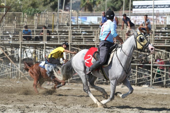 Turistlerin Boşalttığı Plajda Ciritçiler At Koşturdu